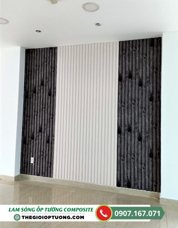 Ốp tường phòng khách phối hợp tấm ốp giả đá và lam sóng composite