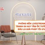 Phông Nền Livestream: Tranh In Hay Tấm Ốp Tường – Đâu Là Giải Pháp Tối Ưu?