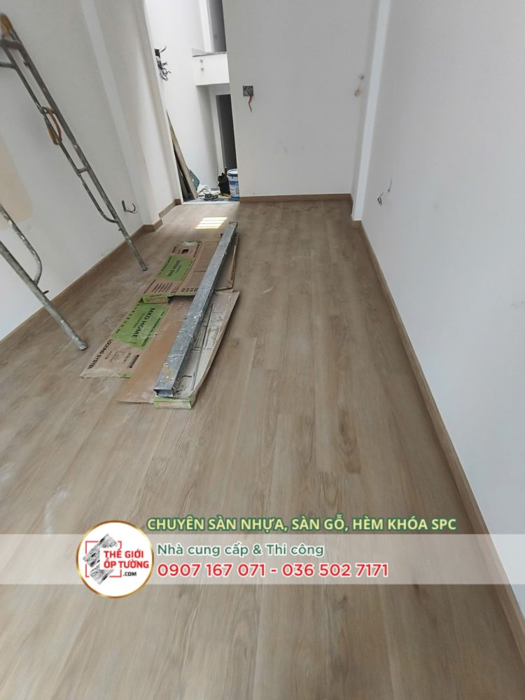Thi công sàn nhựa hèm khóa Quận 12 - giải pháp lát sàn hiện đại cho nhà ở và cửa hàng