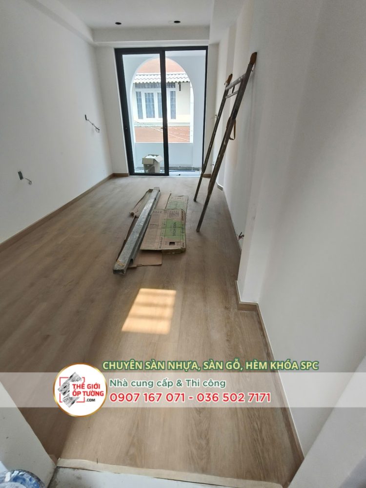 Thi công sàn nhựa hèm khóa Quận 12 - giải pháp lát sàn hiện đại cho nhà ở và cửa hàng